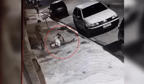 VEJA VÍDEO: mãe com bebê no colo sai para caminhar e cai em buraco na calçada