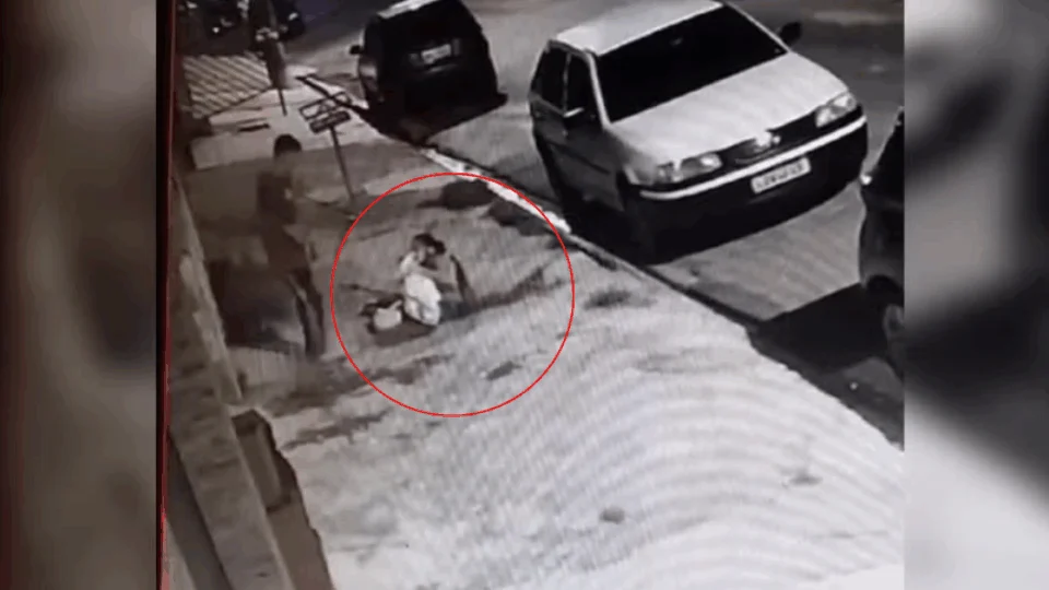 VEJA VÍDEO: mãe com bebê no colo sai para caminhar e cai em buraco na calçada