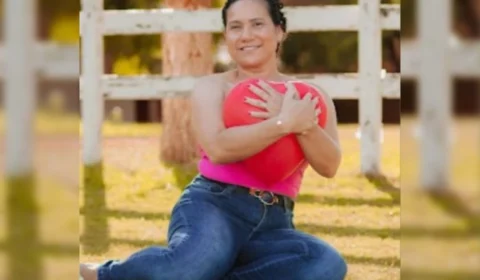 Professora é morta a tiros na frente da família após ter casa invadida por criminosos