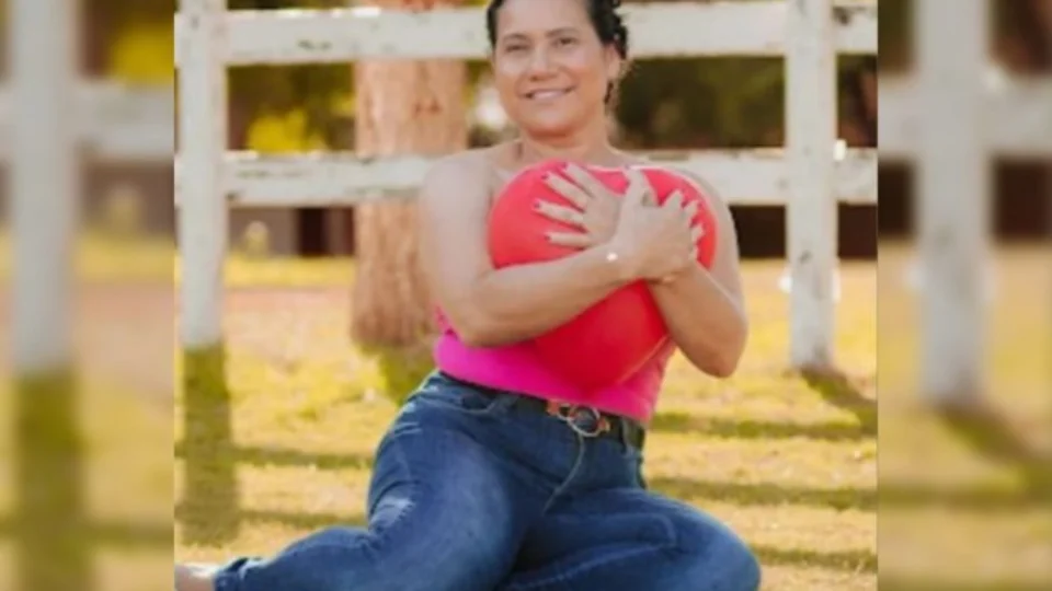 Professora é morta a tiros na frente da família após ter casa invadida por criminosos