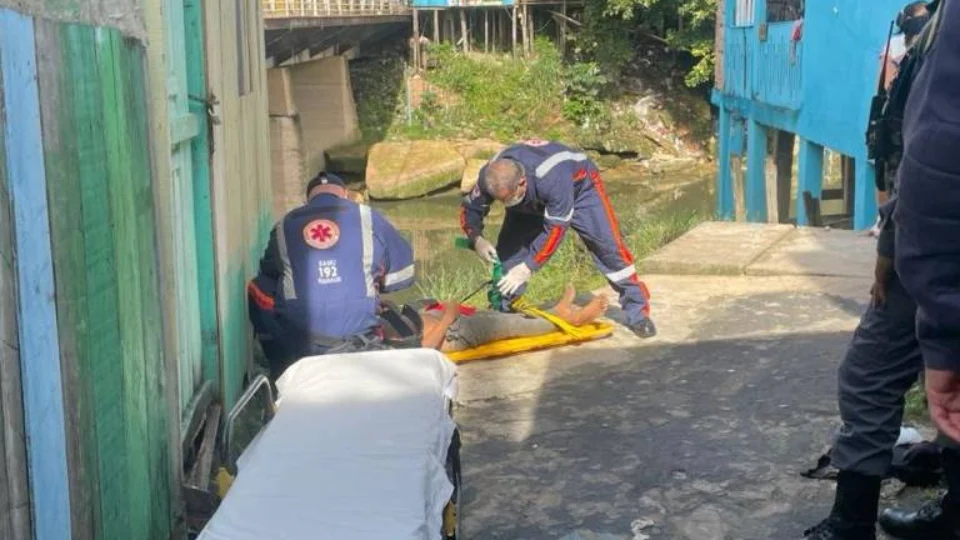 Homem suspeito de roubo sofre queda de ponte durante fuga em Manaus