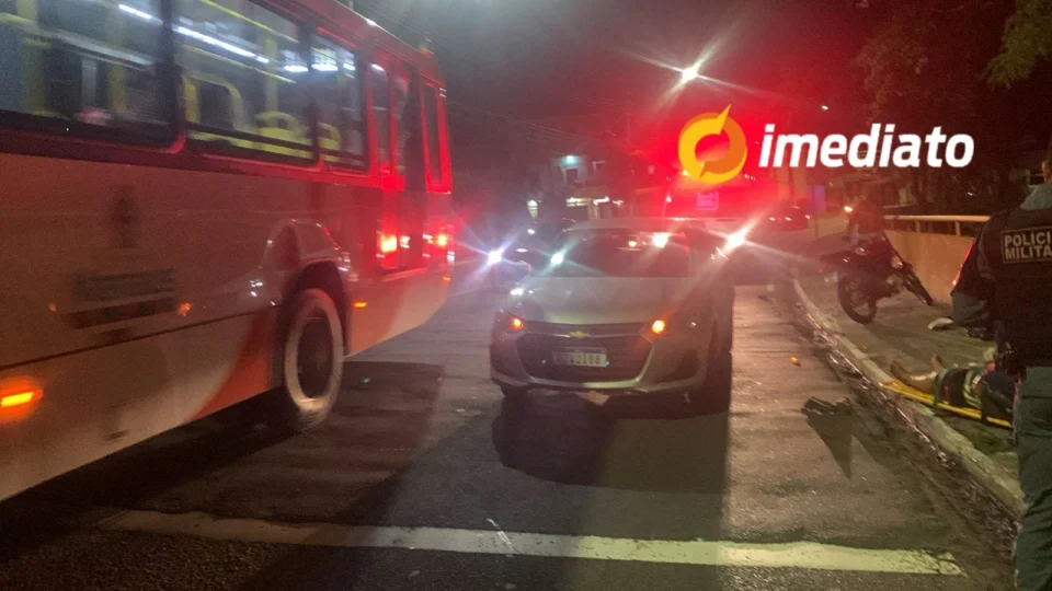 Mulher fica ferida ao se envolver em acidente na avenida Brasil