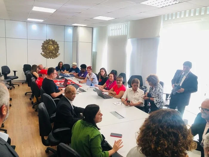 Em reunião tensa, governo faz proposta final para técnicos em educação