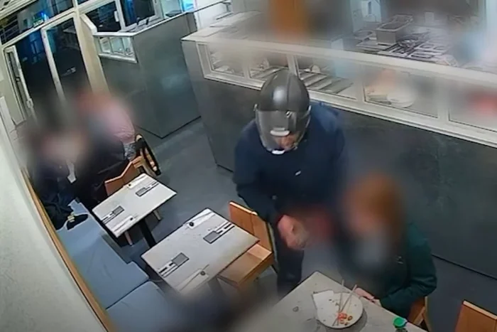 Criminoso leva 9 celulares durante assalto em restaurante de São Paulo