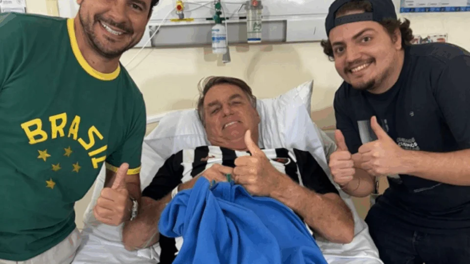 Bolsonaro tem infecção bacteriana e é transferido em UTI aérea para São Paulo, afirmam médicos