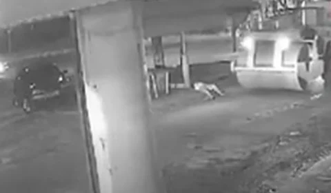 VEJA VÍDEO: Mulher deita na calçada e tem pés esmagados por rolo compressor