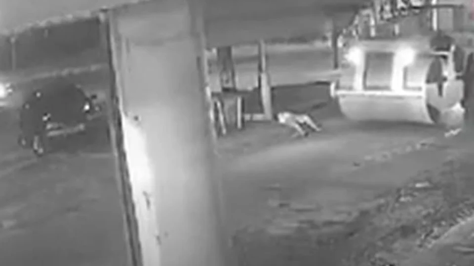 VEJA VÍDEO: Mulher deita na calçada e tem pés esmagados por rolo compressor