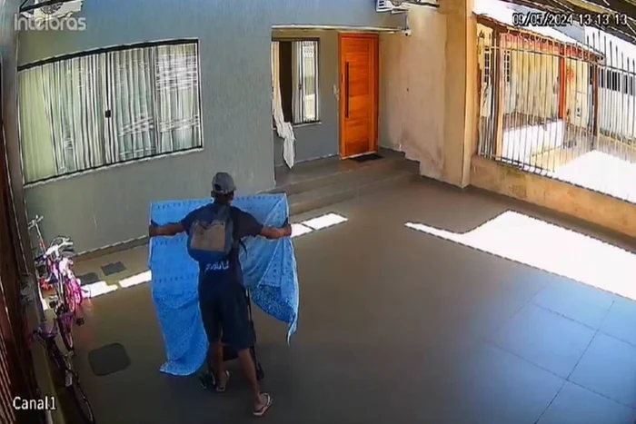 Veja Vídeo: Ladrão furta casa e usa carrinho de bebê para carregar TV