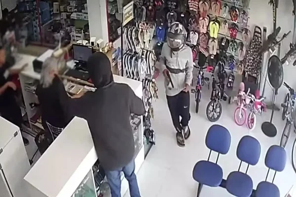 Veja Vídeo: Filho de guarda municipal é preso pelo pai após roubo em loja