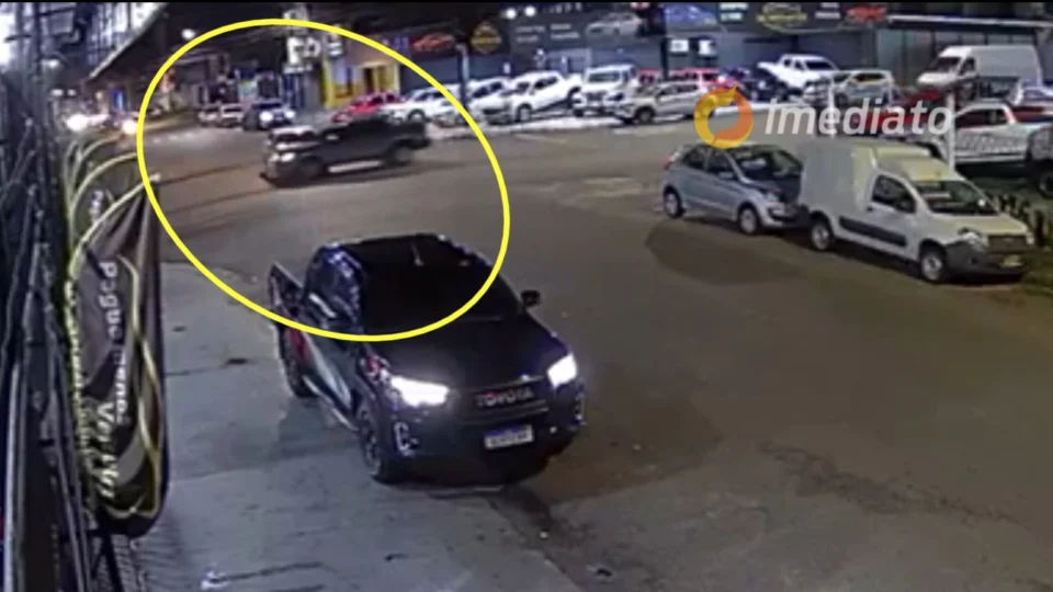 VÍDEO | Veja o momento de grave acidente na Praça 14