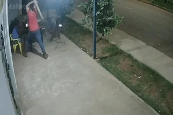 VEJA VÍDEO: Homem é morto com pauladas na cabeça em frente a supermercado