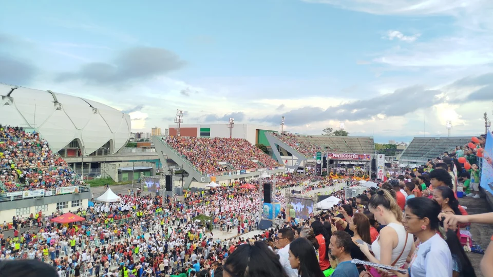 Pentecostes em Manaus reúne mais de 80 mil fiéis no Sambódromo