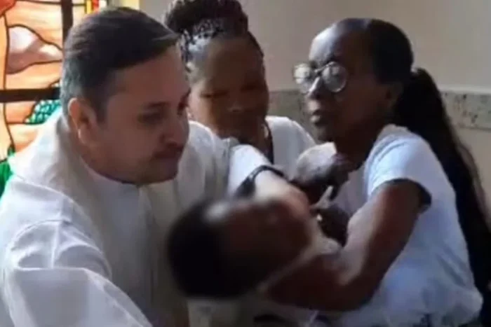 Padre dá puxão em bebê em batizado e família se revolta: ‘Acabou com nosso dia’