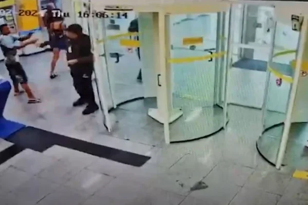 Veja Vídeo: segurança de banco tem arma roubada e é baleado por adolescente