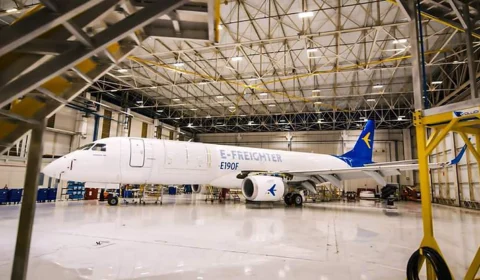 Motor de avião fabricado pela Embraer ‘engole’ pessoa em aeroporto