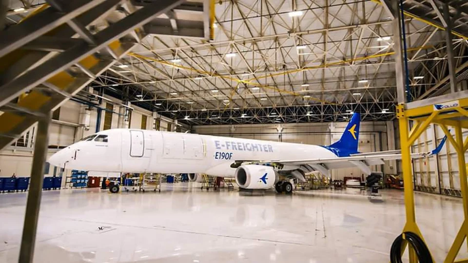 Motor de avião fabricado pela Embraer ‘engole’ pessoa em aeroporto