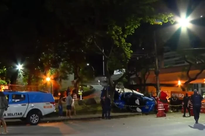 VÍDEO: Carros capotam durante perseguição no RJ e dois policiais morrem após acidente