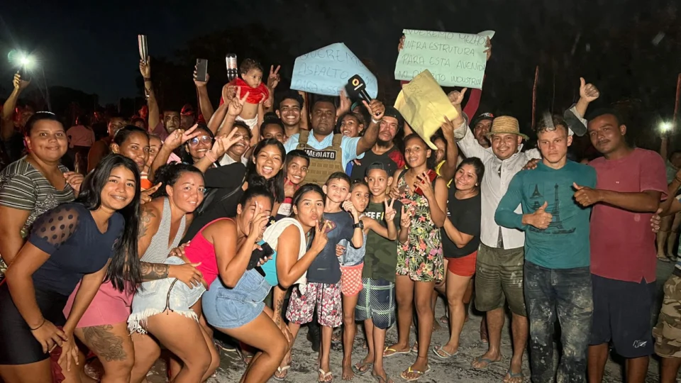 “Queremos asfalto de qualidade”; moradores do Distrito II realizam manifestação por falta de infraestrutura