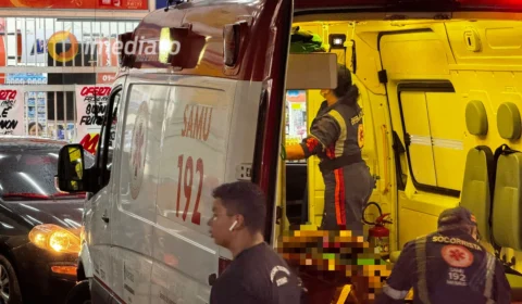 Passageiro tem braço fraturado após moto por aplicativo colidir com carro no São Francisco