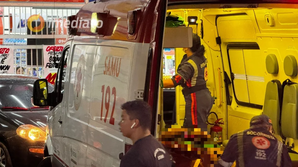 Passageiro tem braço fraturado após moto por aplicativo colidir com carro no São Francisco