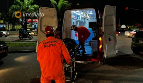 Motociclista fica ferido após colidir com lateral de carro na av. Noel Nutels, Cidade Nova
