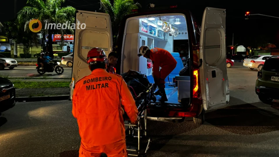 Motociclista fica ferido após colidir com lateral de carro na av. Noel Nutels, Cidade Nova