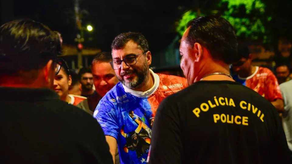 Em Parintins, Governo do Amazonas realiza entrega de lancha, viaturas e fuzis para a segurança