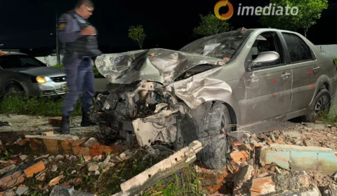 Motorista supostamente embriagado destrói muro de comunidade indígena após bater com o carro