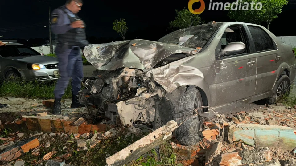 Motorista supostamente embriagado destrói muro de comunidade indígena após bater com o carro