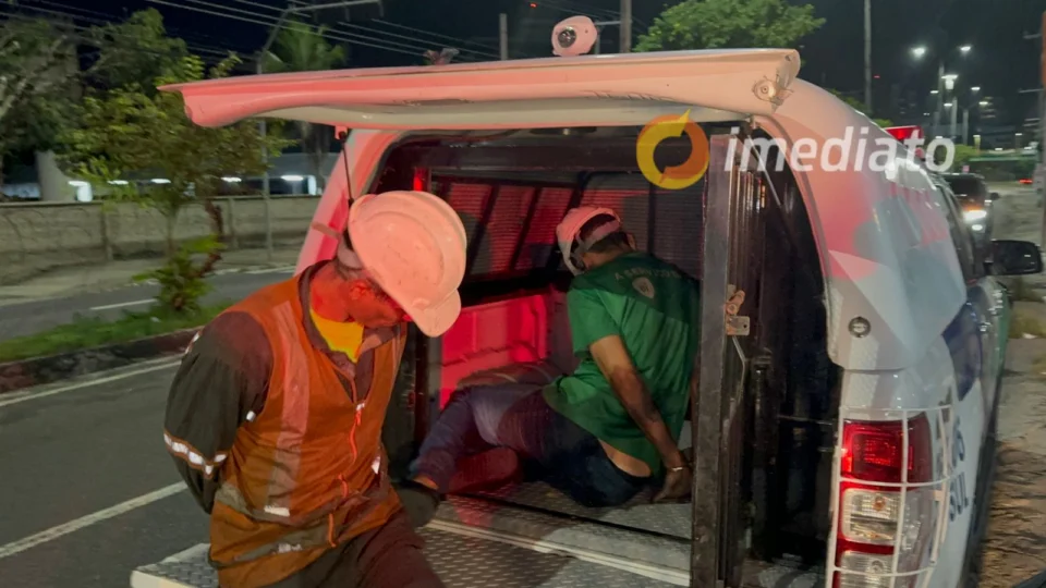 Homens são presos em flagrantes enquanto furtavam fios na av. André Araújo