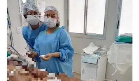 Enfermeira posta fotos de pacientes com ferimentos expostos e é exonerada do cargo