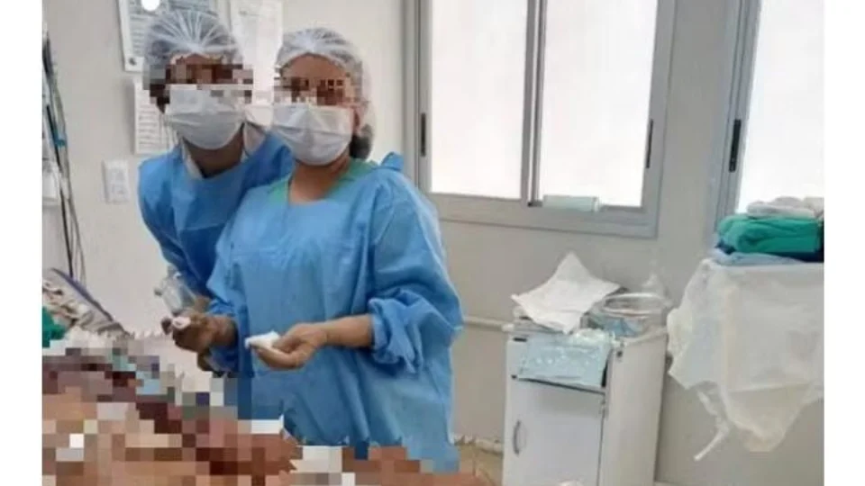 Enfermeira posta fotos de pacientes com ferimentos expostos e é exonerada do cargo