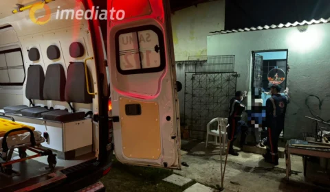 Idoso é agredido com pauladas após tentar impedir motoqueiro de jogar lixo em frente sua casa