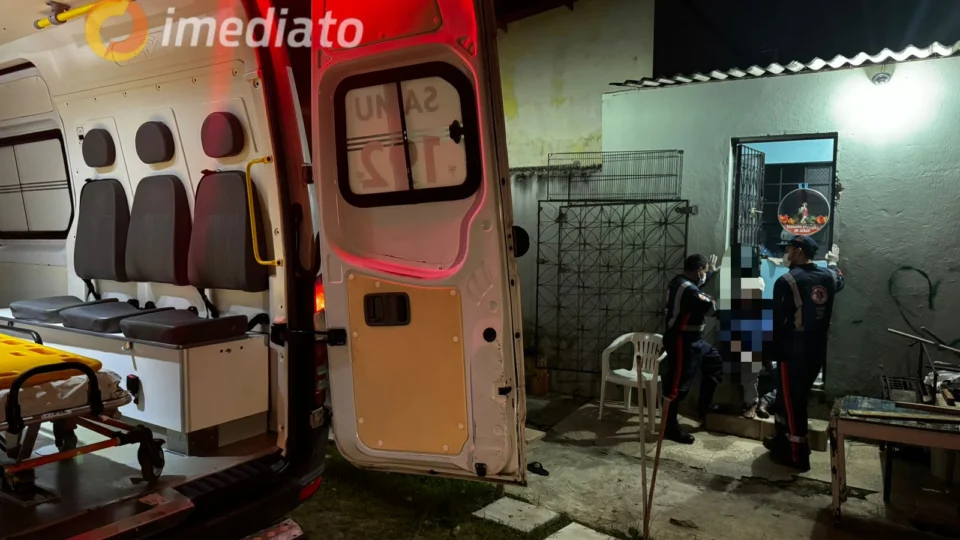 Idoso é agredido com pauladas após tentar impedir motoqueiro de jogar lixo em frente sua casa