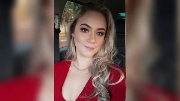 Mulher se ajoelha na frente de seu assassino antes de ser morta a tiros