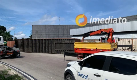 Carreta tomba e prejudica tráfego de veículos na rotatória da Gillette, no Distrito Industrial