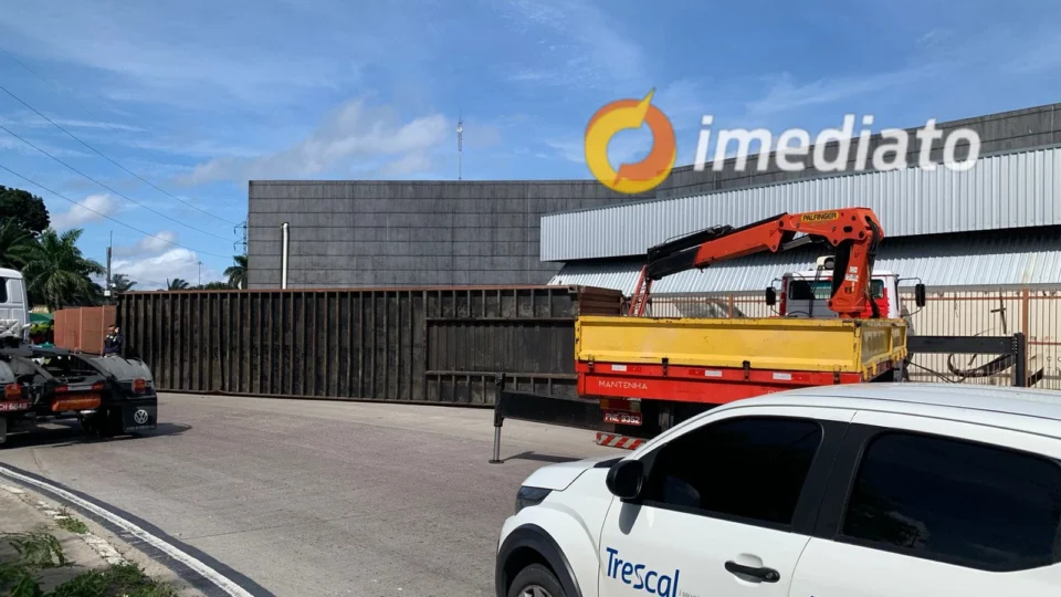 Carreta tomba e prejudica tráfego de veículos na rotatória da Gillette, no Distrito Industrial