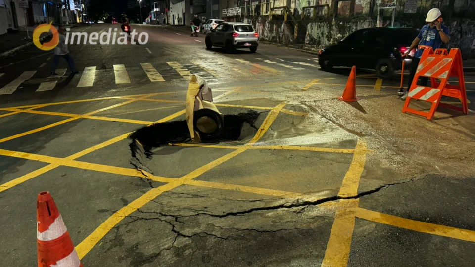 Tubulação se rompe na Getúlio Vargas; trânsito segue sem congestionamento