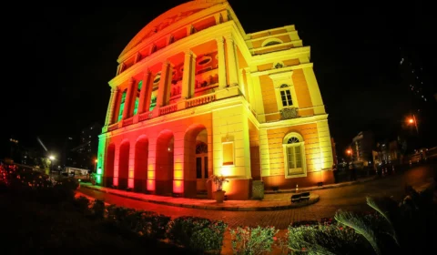 Teatro Amazonas recebe iluminação com as cores da bandeira do Rio Grande do Sul