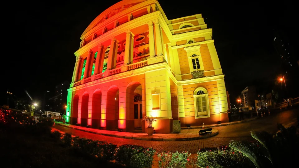 Teatro Amazonas recebe iluminação com as cores da bandeira do Rio Grande do Sul