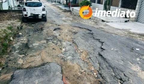 Moradores convivem há dois meses com falta d’água e cratera em rua do conjunto Manôa