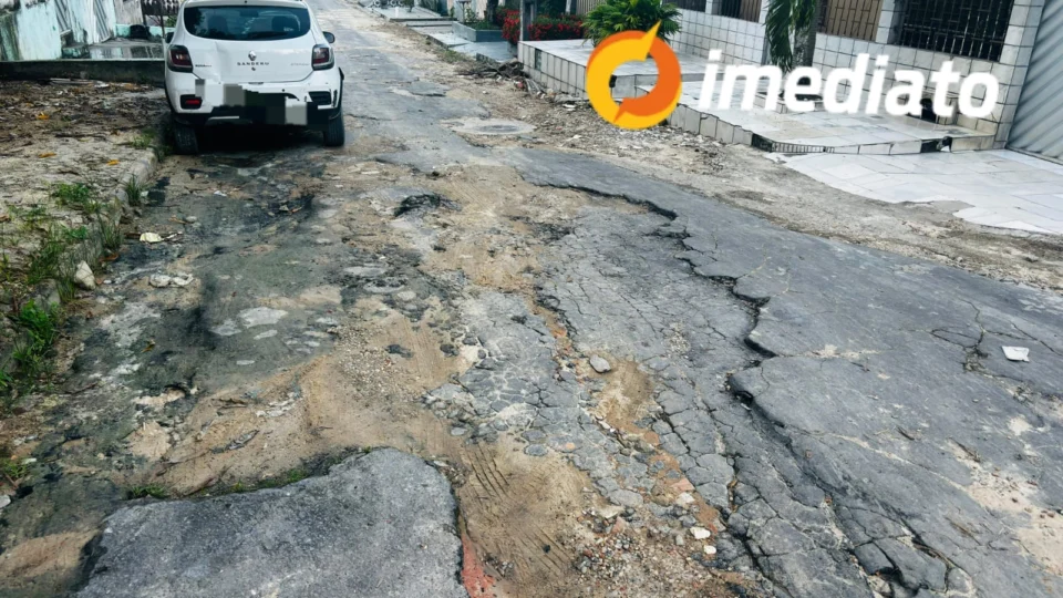 Moradores convivem há dois meses com falta d’água e cratera em rua do conjunto Manôa