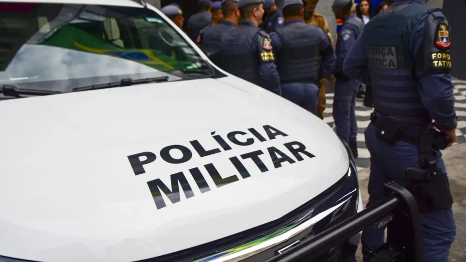 Polícia invade área de tráfico a procura de moto roubada no Jorge Teixeira