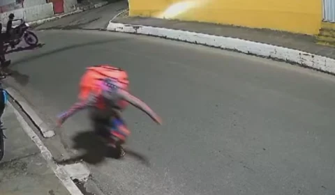 Vídeo: assaltantes atiram em entregador que reagiu a assalto