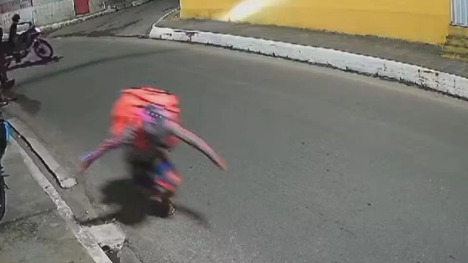 Vídeo: assaltantes atiram em entregador que reagiu a assalto