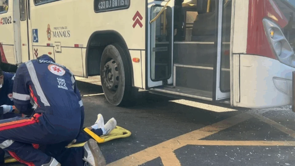 Vídeo: acidente entre ônibus deixam passageiros feridos no centro de Manaus