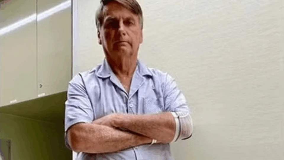 Bolsonaro segue internato sem previsão de alta e mostra ferimentos