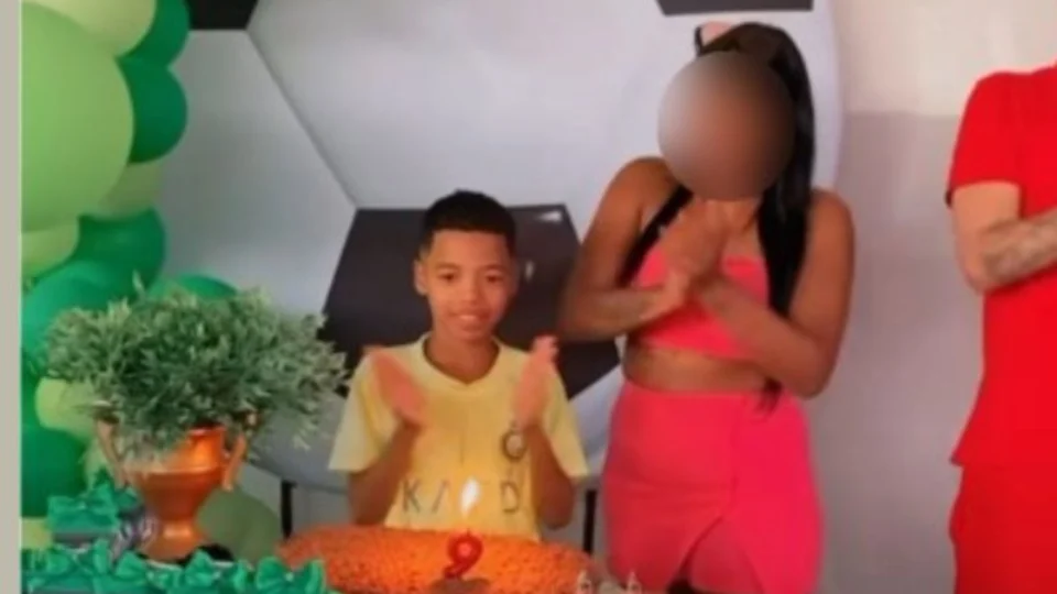 Vídeo: criança comemora aniversário antes de ser morta em chacina