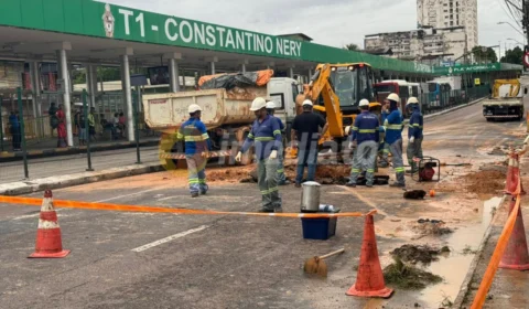 Adutora rompe ao lado do T1 na Constantino Nery e trânsito precisa ser desviado