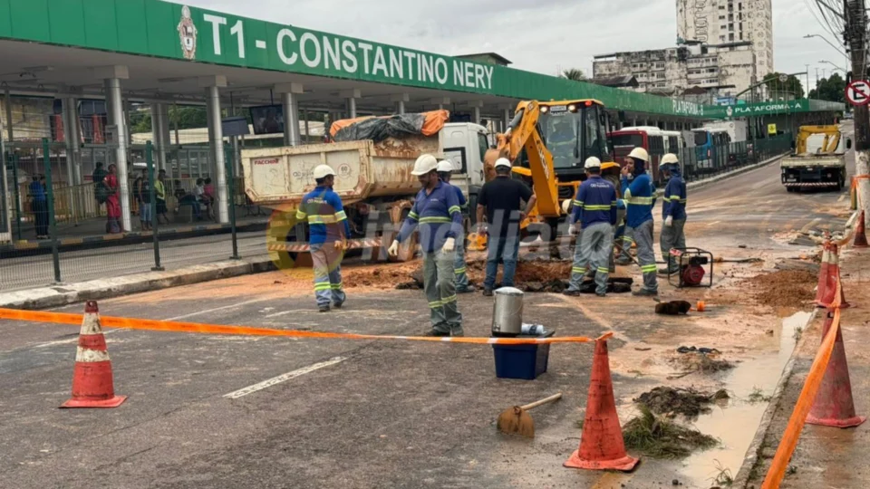 Adutora rompe ao lado do T1 na Constantino Nery e trânsito precisa ser desviado